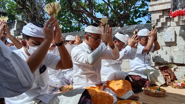 Walikota Jaya Negara Ngaturang Bhakti Penyineban di Pura Luhur Uluwatu