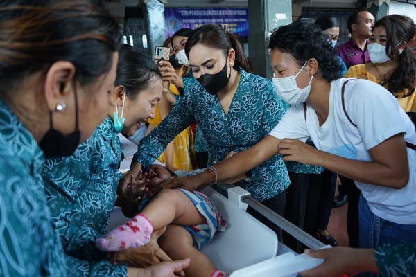Pembukaan Posyandu Paripurna Di Kecamatan Denpasar Selatan Ny. Ayu Kristi Arya Wibawa Berikan PMT Pada Balita, Ibu hamil dan Lansia