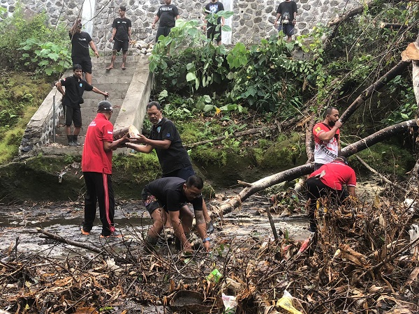 KPS Kota Denpasar Gandeng Tim 'Gila Selingkuh' Tangani Pohon Tumbang di Sungai Ayung Kesiman