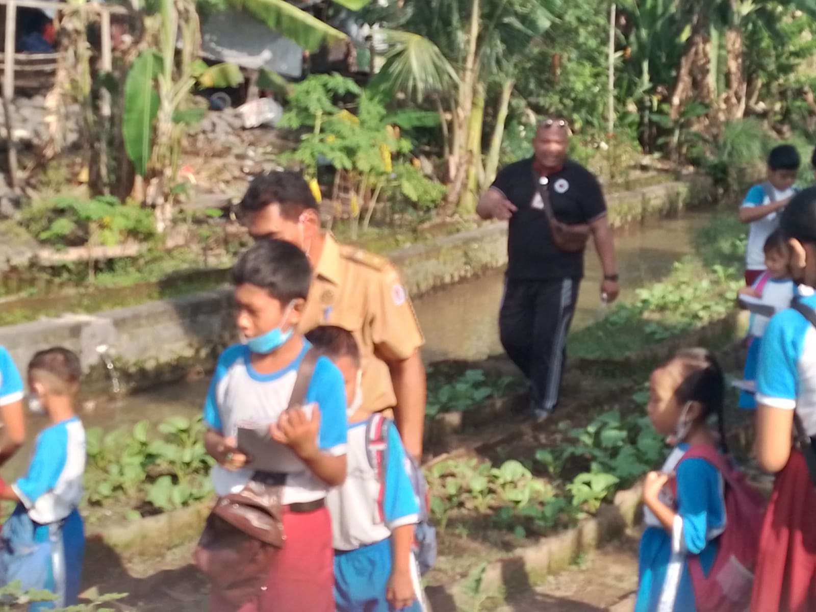 Isi Jeda Semester, Anak-Anak SDN 4 Sumerta Belajar Bercocok Tanam di Komunitas Tani Tukad Turbin.