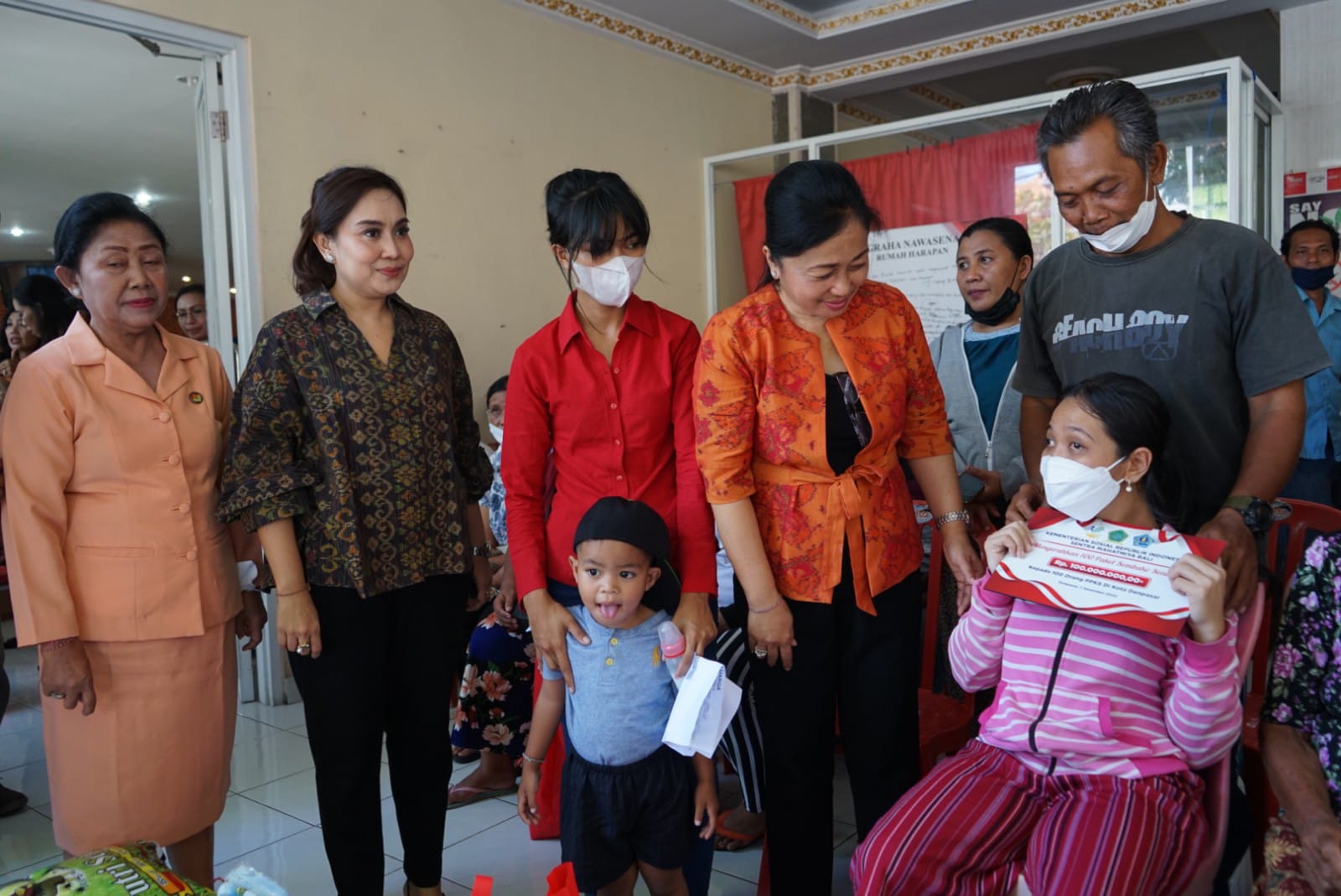 Ketua K3S Kota Denpasar Ny. Sagung Antari Jaya Negara Serahkan 100 Paket Sembako Senilai Rp 100 Juta.