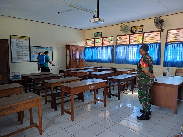 Jelang Pembelajaran Tatap Muka Desa Pemogan Lakukan Penyemprotan Eco Enzym Di Sekolah