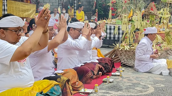 Wawali Arya Wibawa Hadiri Piodalan di Pura Petasikan Desa Tegal Harum