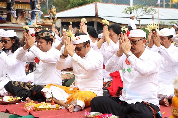 Walikota Jaya Negara Ngaturang Bhakti Pujawali Pura Jati Desa Adat Batur Kintamani