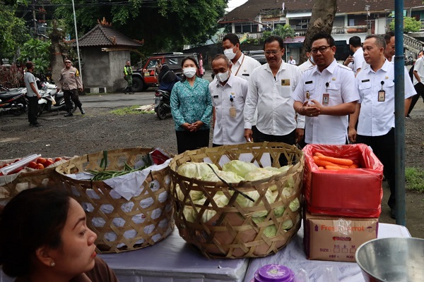 Kendalikan Inflasi, Pemkot Denpasar Kembali Gelar Operasi Pasar Arya Wibawa Tinjau Operasi Pasar Di Terminal Tegal 