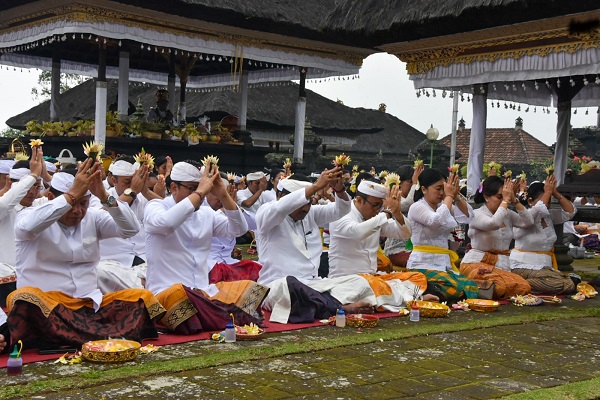 Pemkot Denpasar Ngaturang Bhakti Pujawali di Pura Pengubengan Besakih