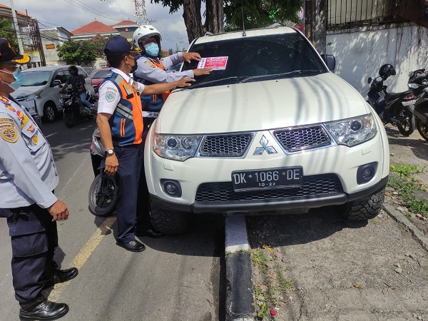 Dishub Denpasar Tertibkan Parkir Liar di Ruas Jalan Protokol