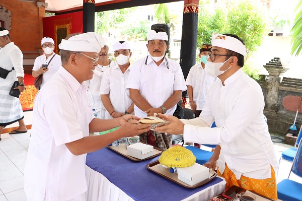 Jaya Negara Hadiri Karya Ngenteg Linggih, Caru Rsi Gana Dan Piodalan Betara Begawan Penyarikan Br. Dharma Santi Desa Ubung Kaja