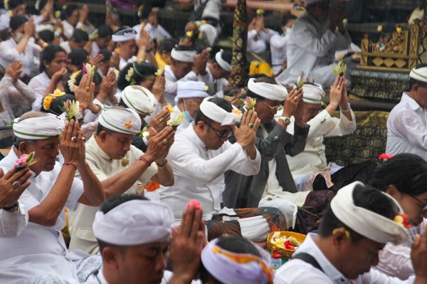Walikota Jaya Negara Ngaturang Bhakti Pujawali Pelinggih Ida Bhatara Bang Manik Angkeran di Pura Batu Madeg Besakih