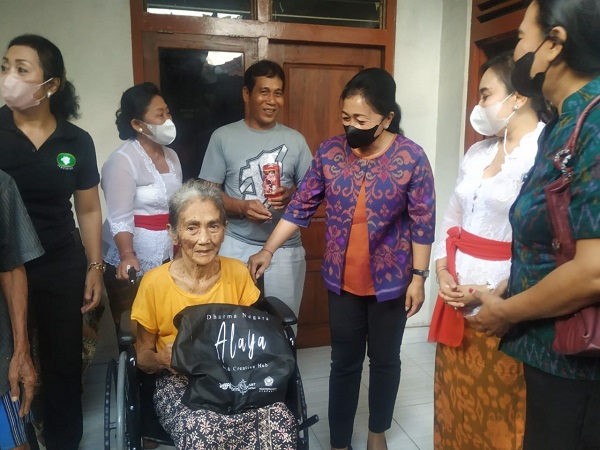 Berbagi Kasih bersama Lansia dan Disabilitas Ny. Antari Jaya Negara Serahkan Kursi Roda dan Perlengkapan Prokes