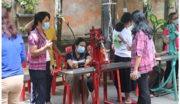 Kelurahan Dangin Puri Pasilitasi PKK Pelatihan Membuat Dupa 