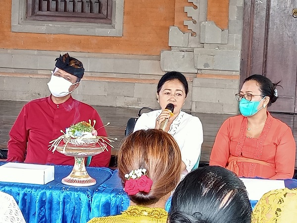 Ny. Sagung Antari Jaya Negara Buka Pelatihan Banten Otonan 