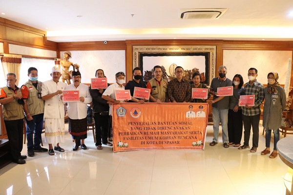 Ringankan Beban Korban Bencana Walikota Jaya Negara Serahkan Bantuan Pasca Bencana