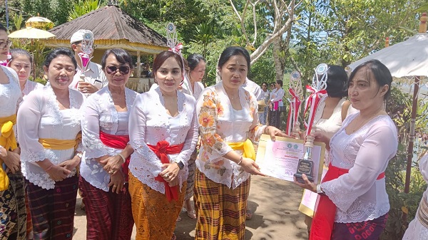 Apresiasi Bunda Paud Kecamatan dan Desa/Kelurahan Ny. Sagung Antari Jaya Negara Berikan Penghargaan