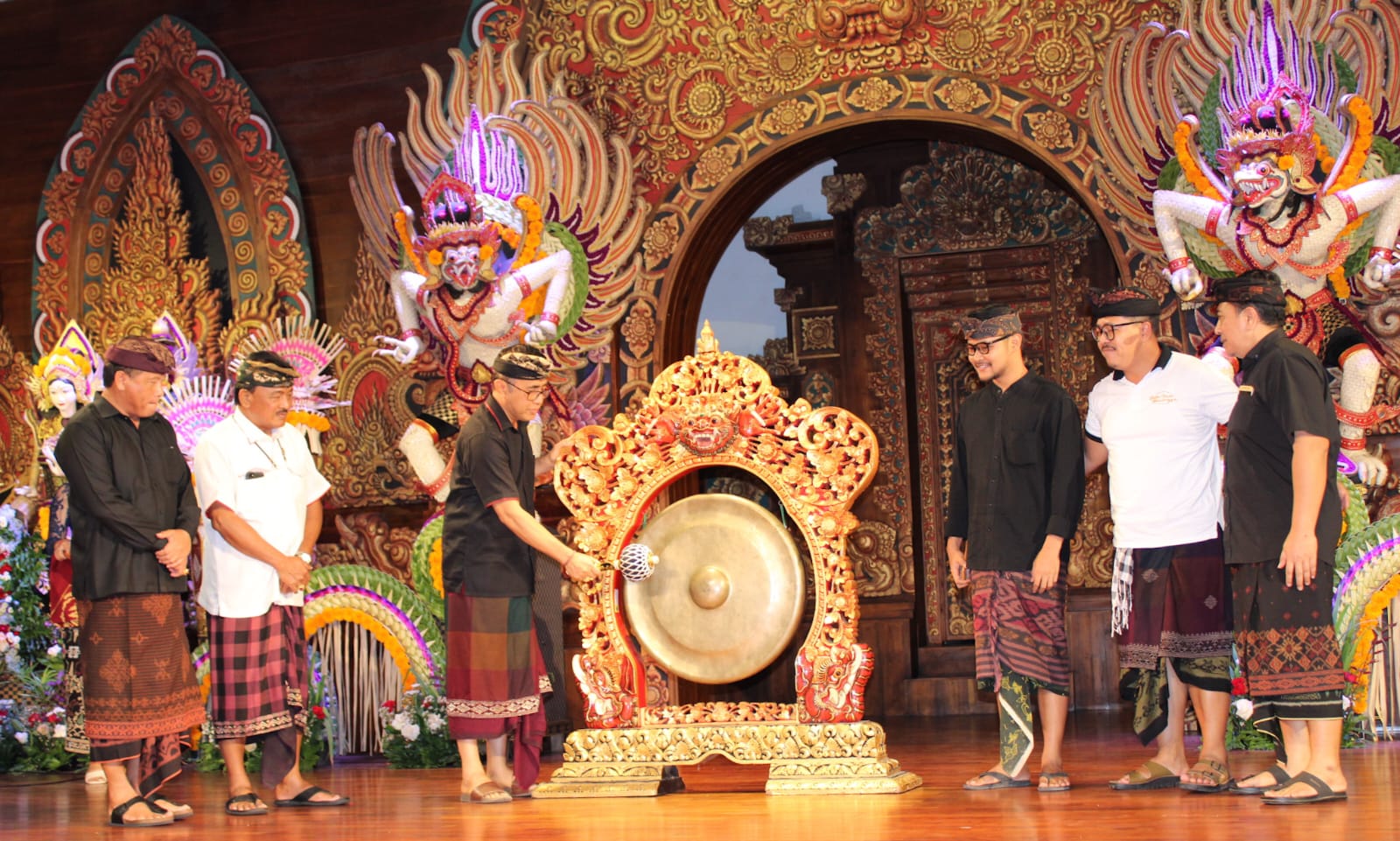Walikota Jaya Negara Buka Parade Gong Kebyar Anak-Anak dan Wanita
