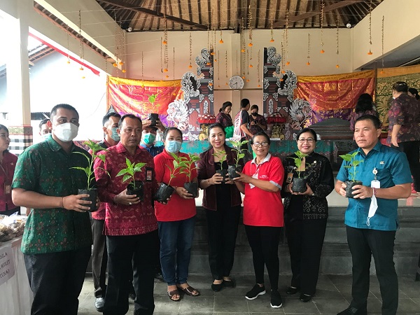 Kendalikan Inflasi, Pemkot Denpasar Gencar Gelar Bazar Pangan dan Serahkan 200 Bibit Cabai