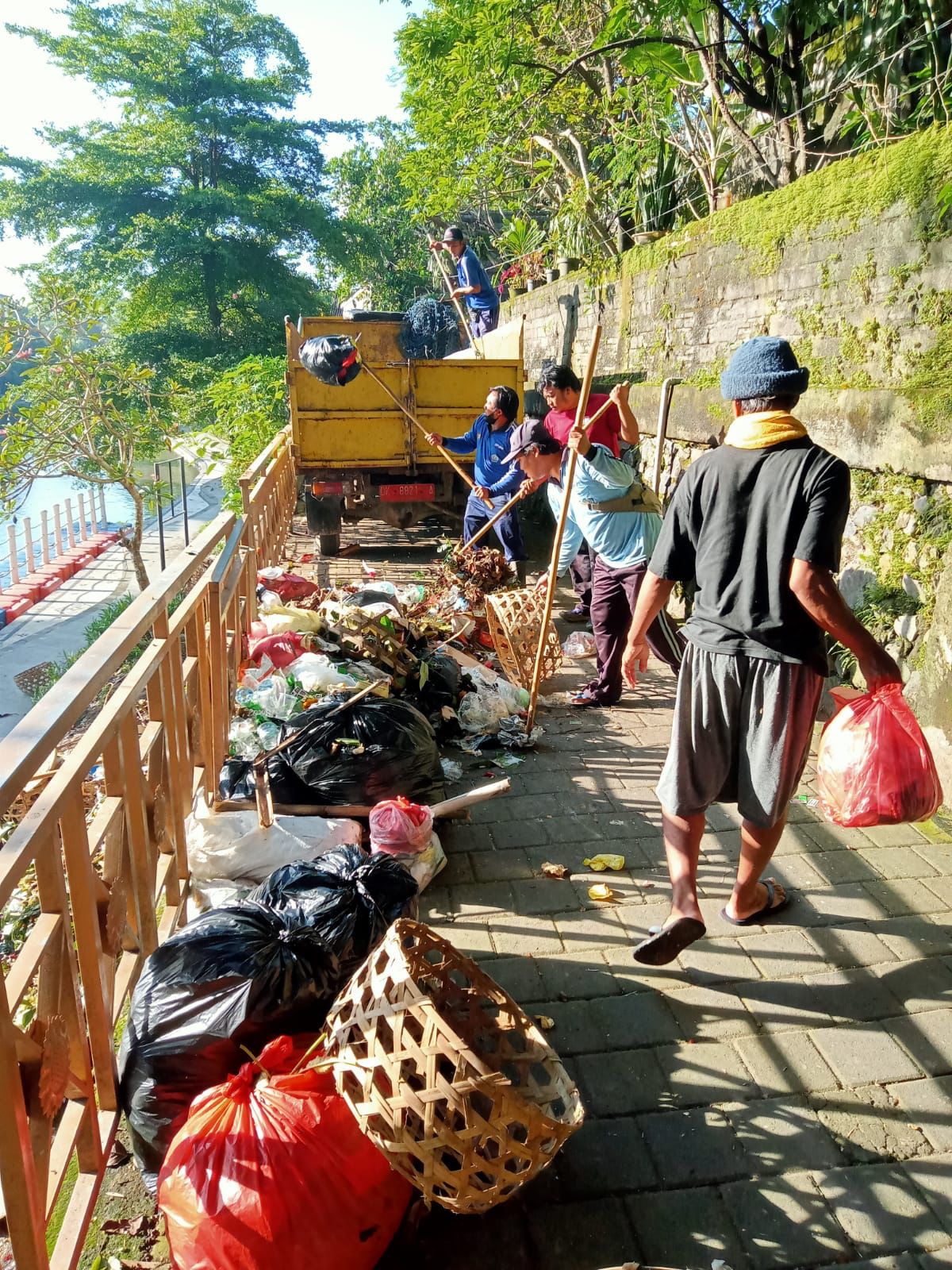 Antisipasi Banjir, PUPR Denpasar Rutin Bersihkan Sampah di Sungai