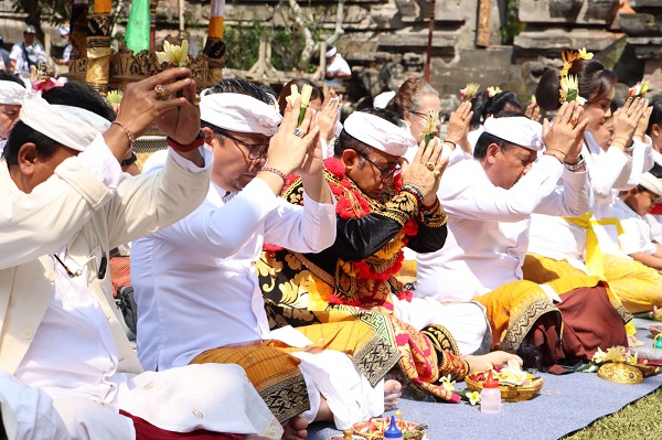 Pemkot Denpasar Ngaturang Bhakti Penganyar di Pura Mandhara Giri Semeru Agung