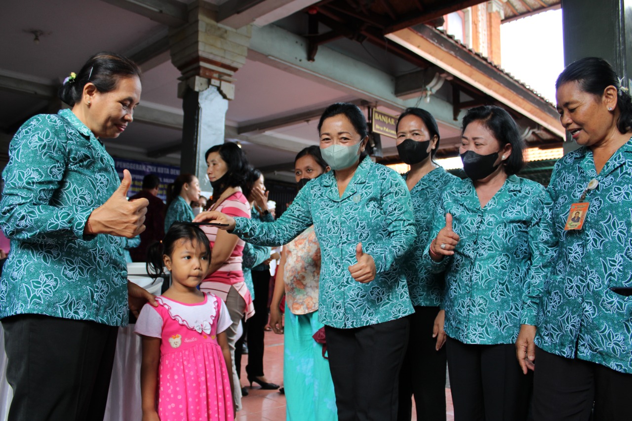 Ny. Sagung Antari jaya Negara Tutup Posyandu Paripurna di Banjar Kaja Kelurahan Sesetan