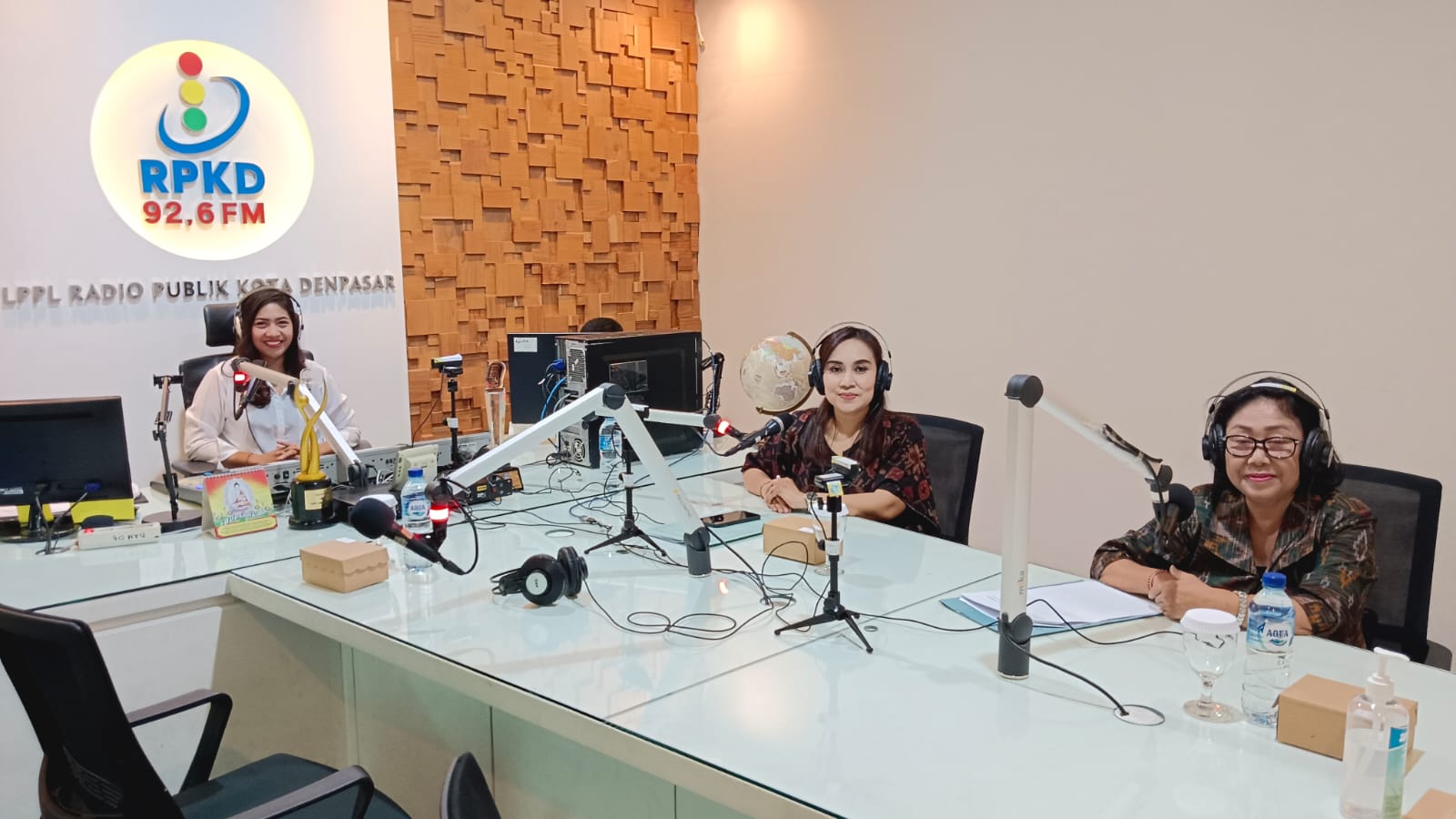 Talkshow Peringati Hari Ibu Ny. Ayu Kristi Arya Wibawa Ajak Perempuan Nikmati Perannya Sebagai Ibu Dengan Ikhlas 