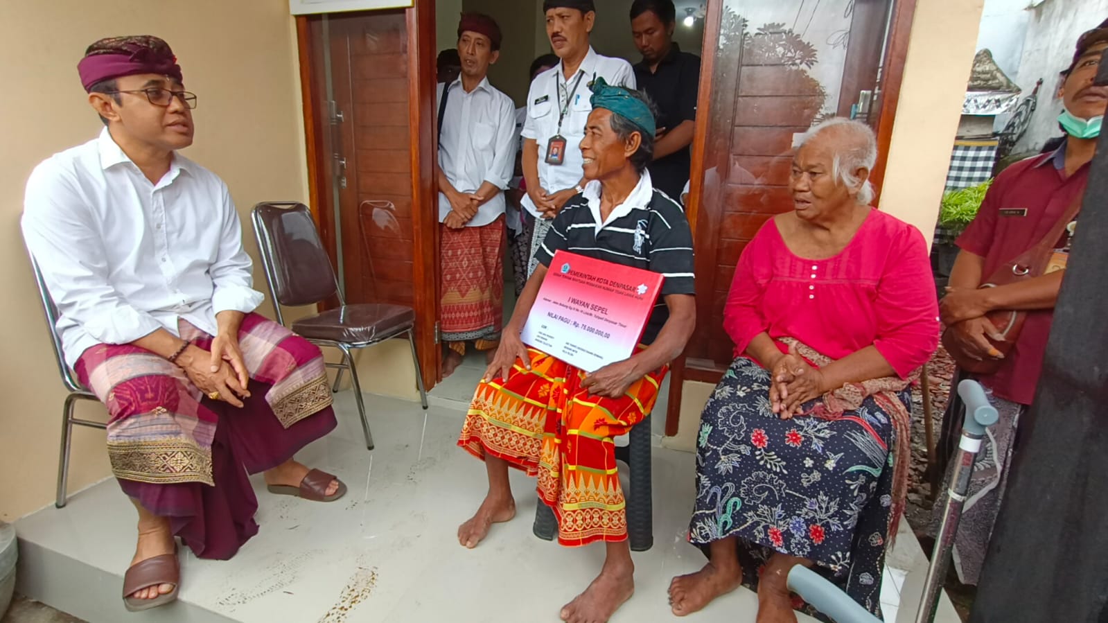 Pemkot Denpasar Realisasikan Puluhan Unit Bedah Rumah di Tahun 2022. Jaya Negara Serahkan Bantuan Bedah Rumah di Kesiman Kertalangu. 