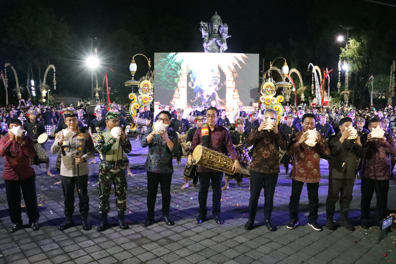 Walikota Jaya Negara Mainkan Kendang, Buka Gelaran Denpasar Festival ke-15
