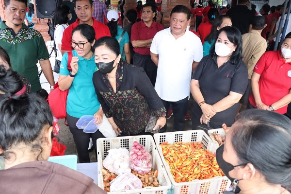 Tekan Inflasi Dengan Operasi Pasar Pemkot Denpasar Sasar Warga Desa Tegal Harum.