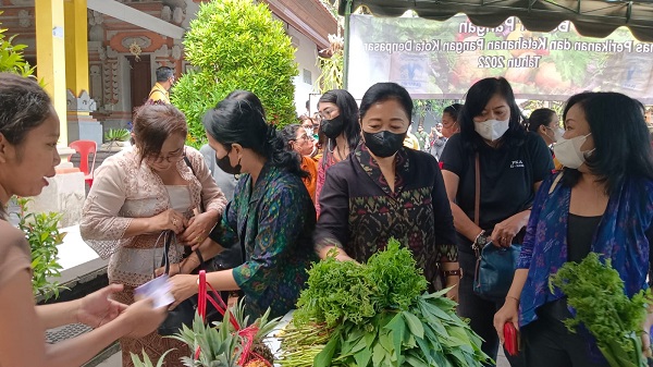 Cara Kota Denpasar Kendalikan Inflasi. Selain Operasi Pasar Juga Gelar Bazar Pangan. 