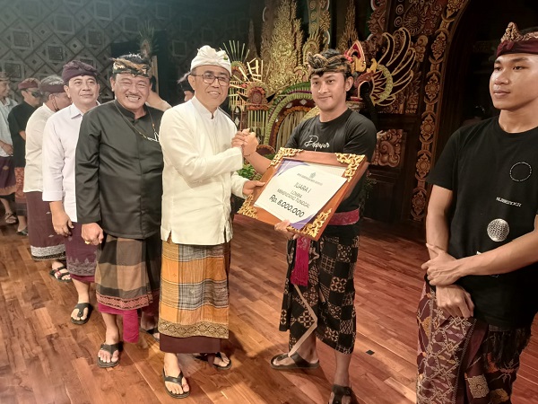 Walikota Jaya Negara Serahkan Hadiah Lomba Bapang Barong Ket dan Makendang Tunggal.