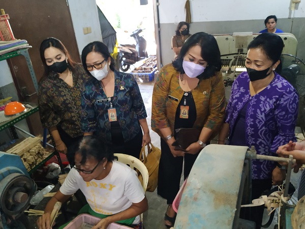 Dekransda Denpasar Gelar Monev Ny. Antari Jaya Negara Ajak IKM Terus Berinovasi