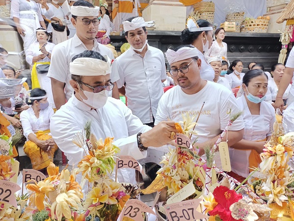 Walikota Jaya Negara Hadiri Karya Mamukur Maligia Punggel Desa Adat Yangbatu.