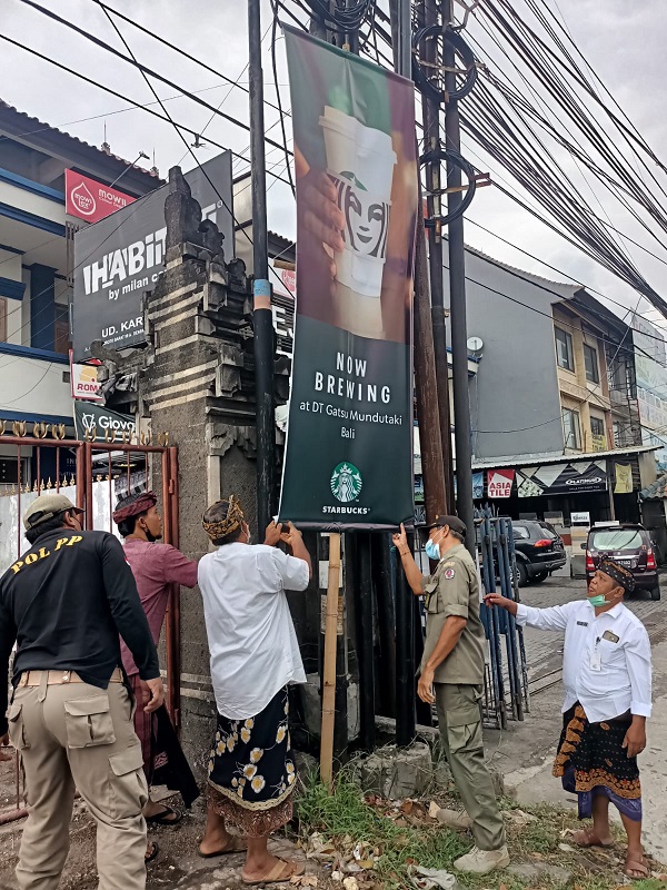 Kecamatan Denpasar Utara Kembali Tertibkan 7 Banner Kadaluarsa 