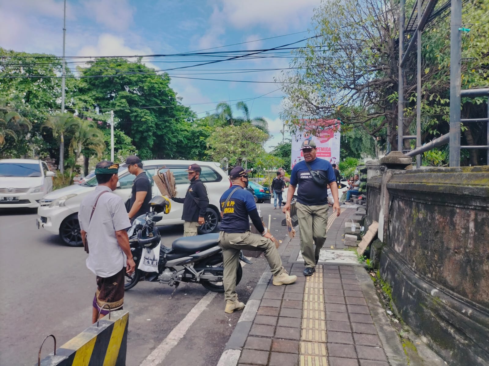 Ciptakan Keamanan dan Kenyamanan Lalin Kecamatan Denpasar Barat Gelar Penertiban Pedagang Tumpah