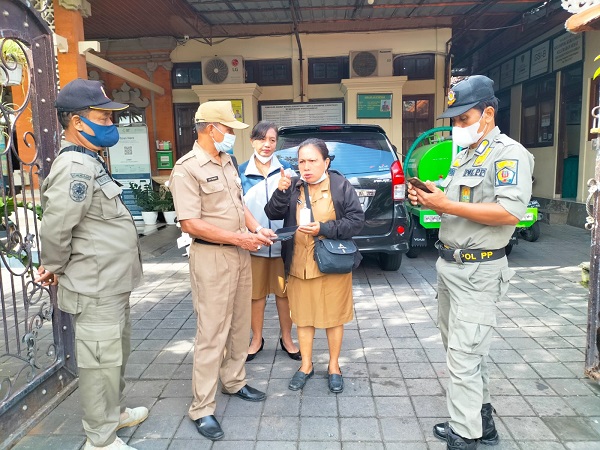 Tindak Lanjuti Laporan Masyarakat, Camat Denpasar Barat Sidak Pembuang Limbah Pemotongan Ayam
