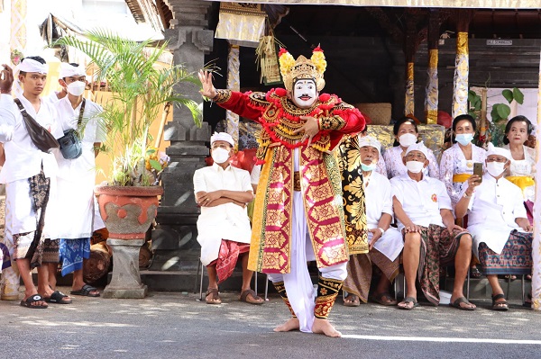Jaya Negara Ngayah Nopeng Dalem Arsa Wijaya di Upacara Ngenteg Linggih Pemerajan AWBP