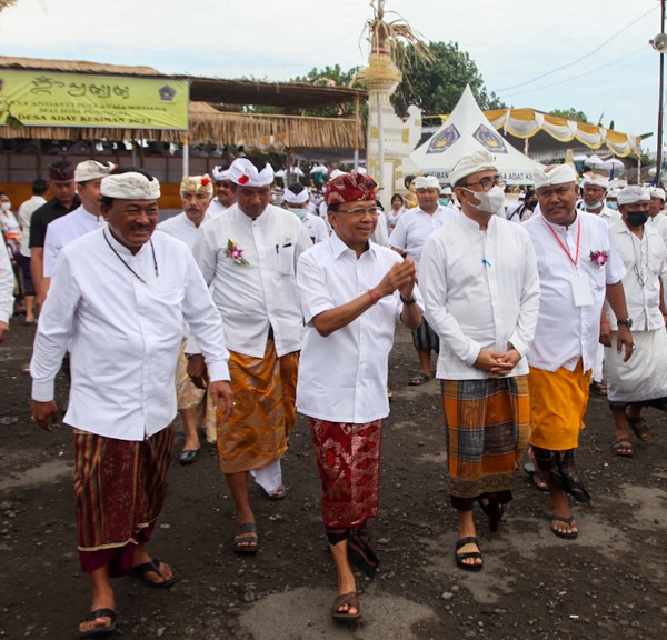 Walikota Jaya Negara Hadiri Karya Atma Wedana Maligia Punggel Desa Adat Kesiman