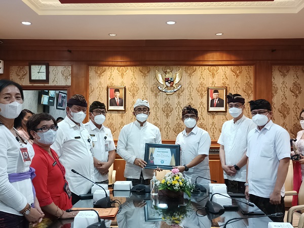 Pemkot Denpasar Terima Penghargaan UHC Dari BPJS Kesehatan.