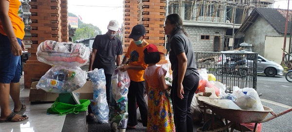 Atasi Masalah Sampah Kelurahan Peguyangan Peguyangan Aktifkan Bank Sampah