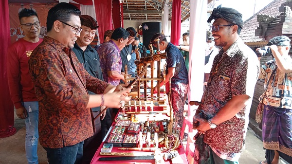 Serahkan Bantuan Sembako Kepada Pemangku Dan Lansia, Wawali Arya Wibawa Buka Pasar Murah Kelurahan Tonja 