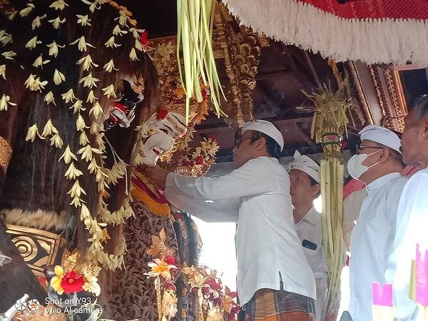 Walikota Jaya Negara Hadiri Karya Ngeratep, Melaspas lan Pasupati di Pura Taman Segara, Banjar Panti, Intaran