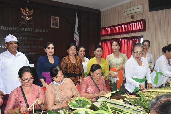 Tinggi Minat Wanita Hindu Memahami Banten Sesuai Sastra WHDI Denpasar Kembali Gelar Pelatihan Banten Otonan 