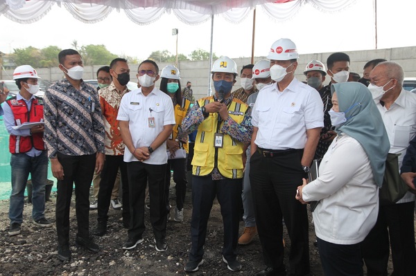 Walikota Jaya Negara Dampingi Menko Marves Luhut Binsar Panjaitan Tinjau Proyek TPST Kertalangu.