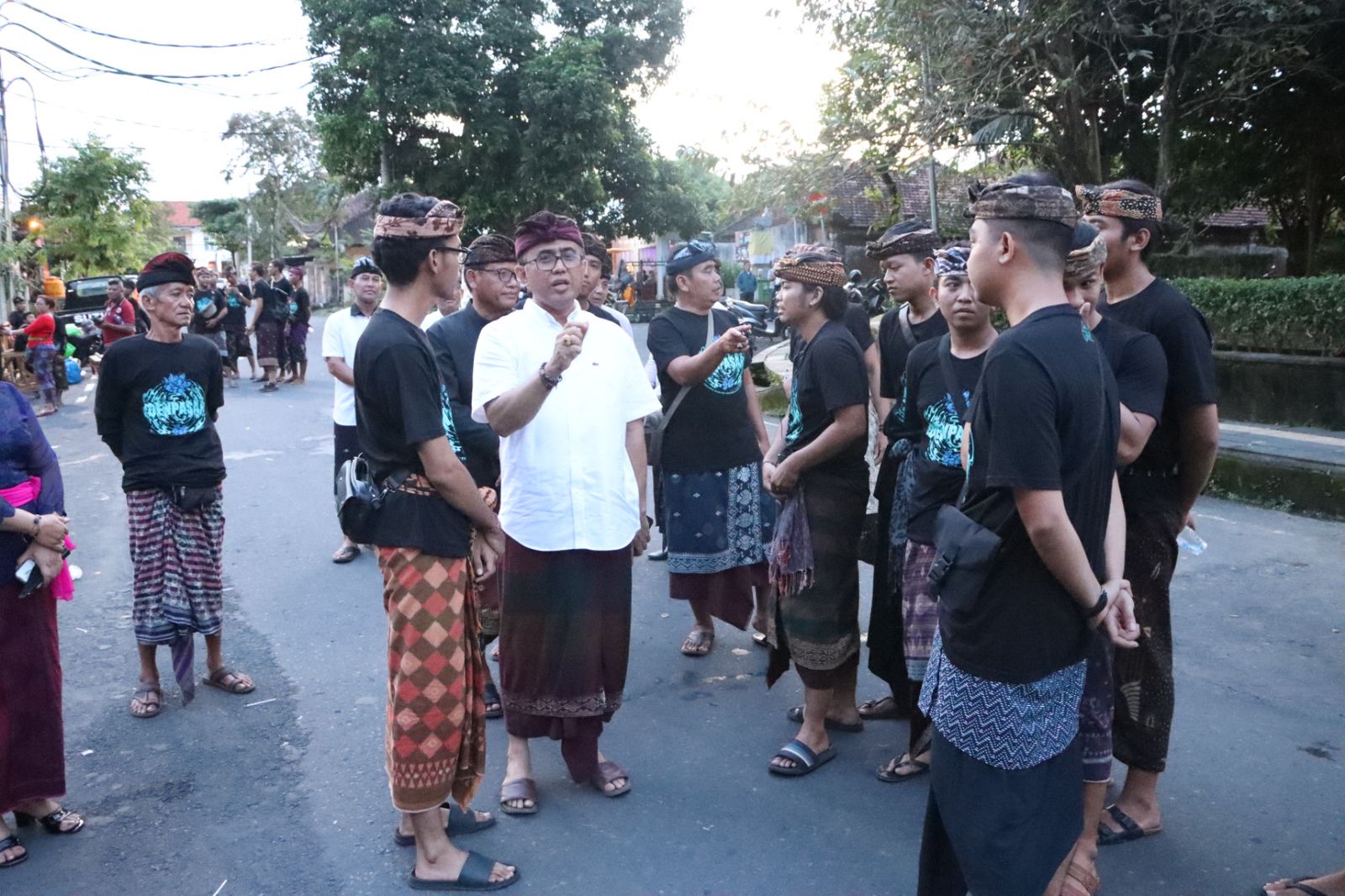 Persiapkan PKB Ke-45, Walikota Jaya Negara Tinjau dan Serahkan Uang Pembinaan Untuk Duta Seni Peed Aye Kota Denpasar.