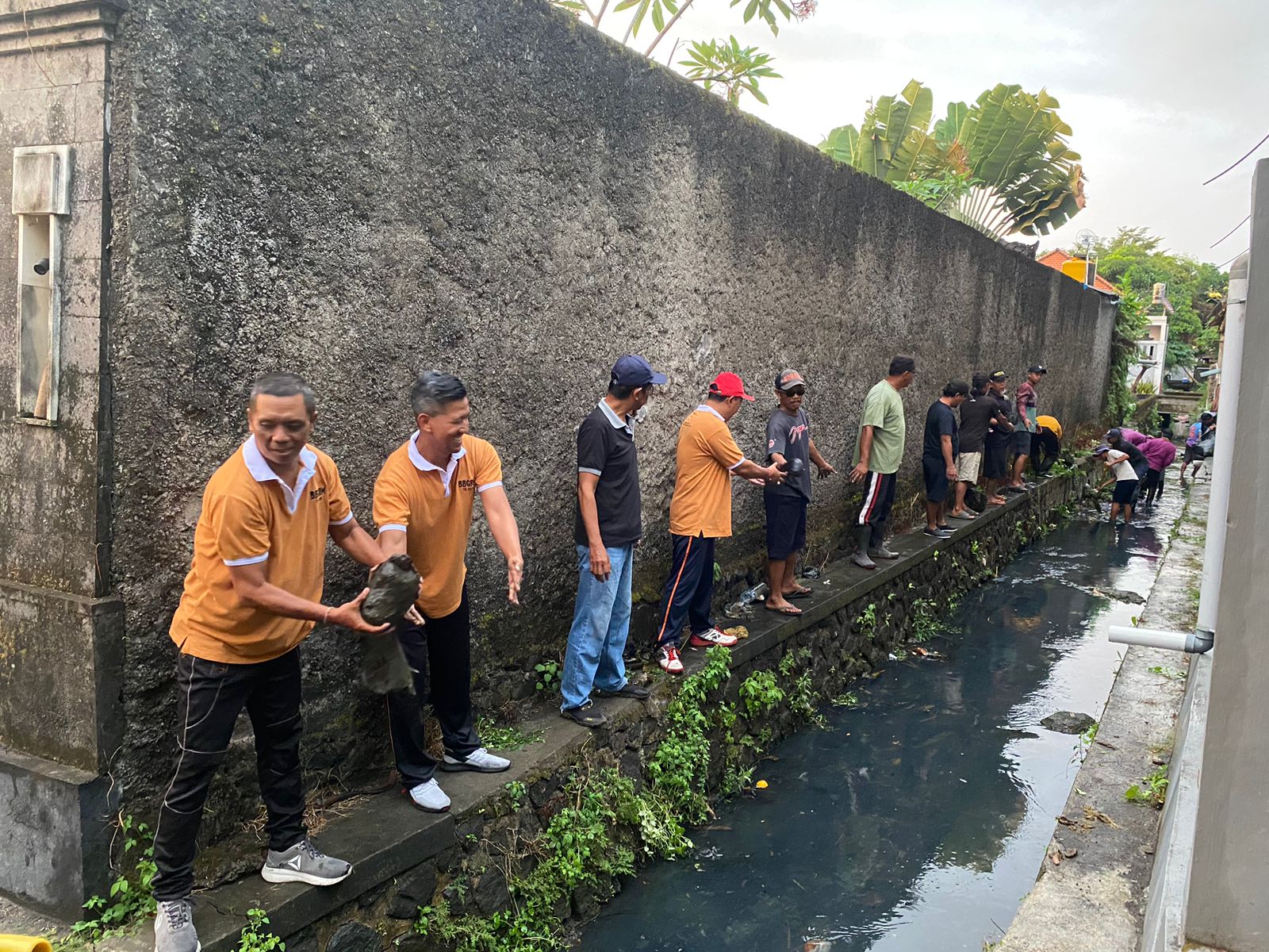 Berdayakan Masyarakat Dan Warga Kurang Mampu, Desa Dangin Puri Kelod Lakukan Pembersihan Sungai Melalui Program PKTD