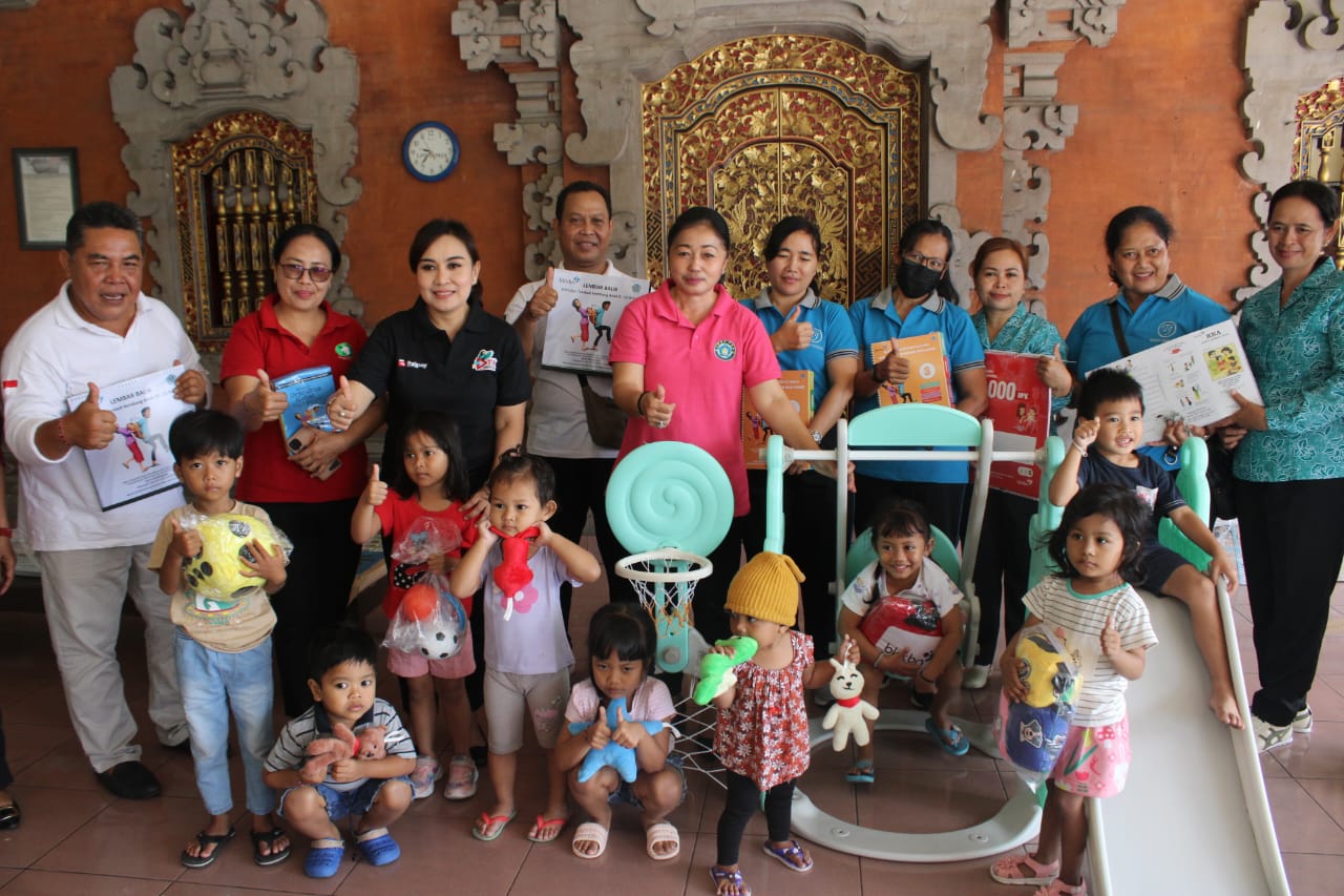 Ny. Antari Jaya Negara Serahkan Alat Bantu Penyuluhan BKB Kit Stunting Di Kecamatan Denpasar Utara