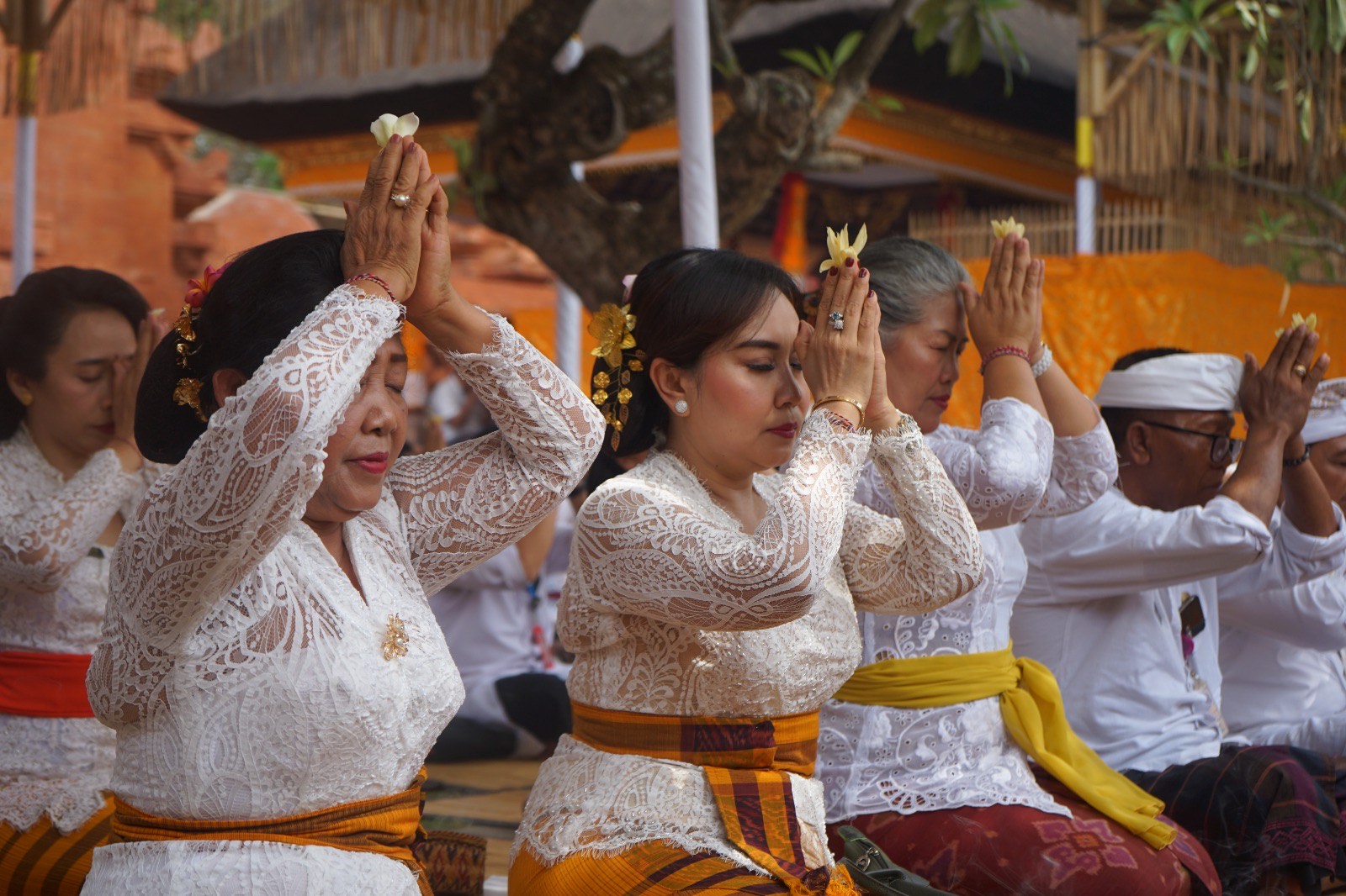 Pemkot Denpasar Ngaturang Bhakti Penyineban di Pura Agung Jagatnatha