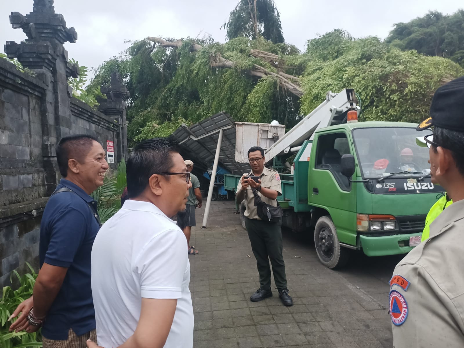 Cuaca Extrim Sejumlah Pohon Tumbang, Wawali Arya Wibawa Imbau masyarakat agar Hati hati Dan Waspada