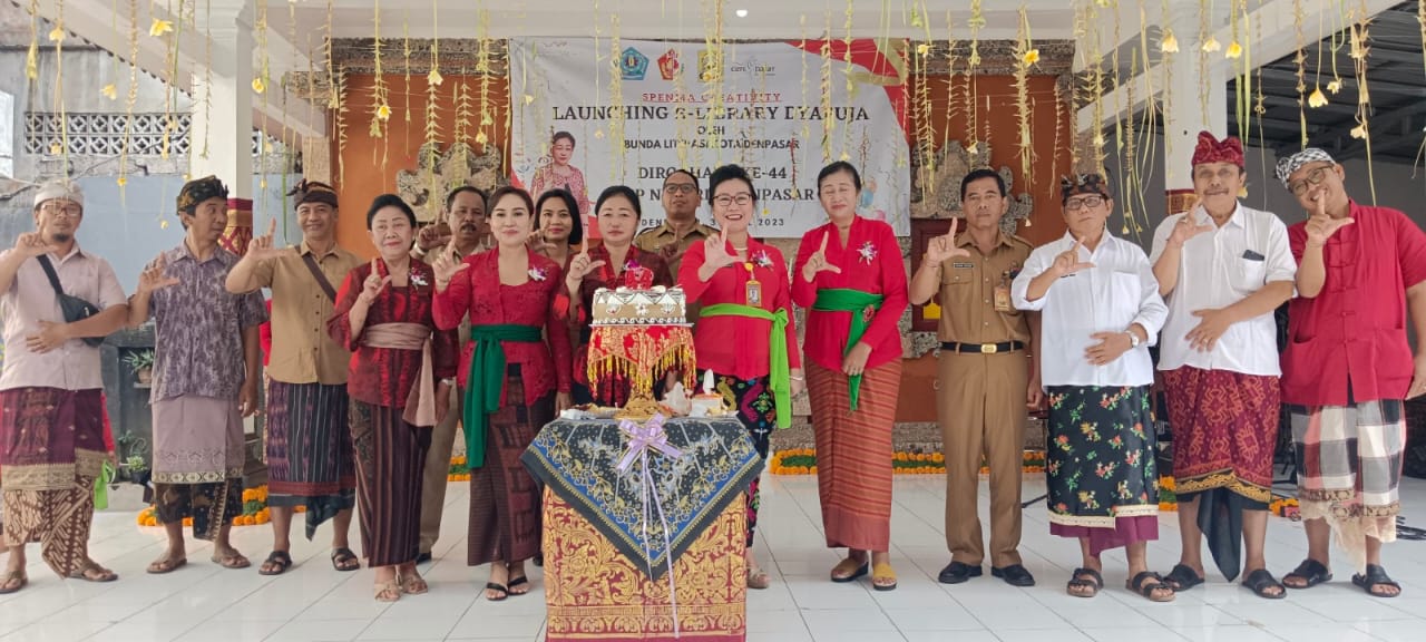 Puncak Peringatan HUT Ke-44 SMPN5 Denpasar, Bunda Literasi Ny. Sagung Antari Jaya Negara Launching E-Garden Library Dyapuja.