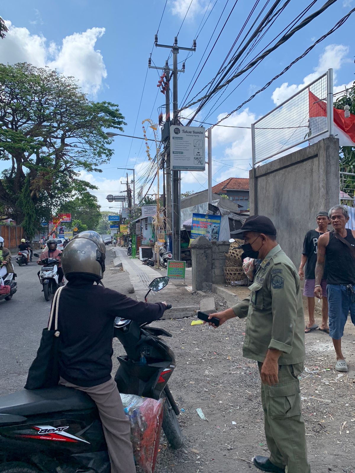 Antisipasi Pembuangan Sampah Tidak Sesuai Jadwal, Sat Pol PP Denpasar Intensifkan Penjagaan dan Sosialisasi di TPS Jalan Gunung Agung