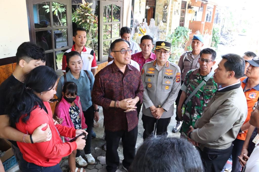 Walikota Jaya Negara Tinjau Korban Kebakaran di Kawasan Banjar Babakan Sari